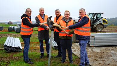 Gruppenbild v.l.n.r.: Bürgermeister Roland Burger (Stadt Buchen), Franc Schütz (ZEAG-Vorstand), Harald Endreß (Geschäftsführer ZEAG Erneuerbare Energien GmbH), Rösch (Ortsvorsteher Buchen-Götzingen, Andreas Stein (Leiter des Eigenbetriebs der Energi