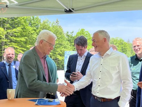 Ministerpräsident Winfried Kretschmann besucht die Baustelle des Windparks